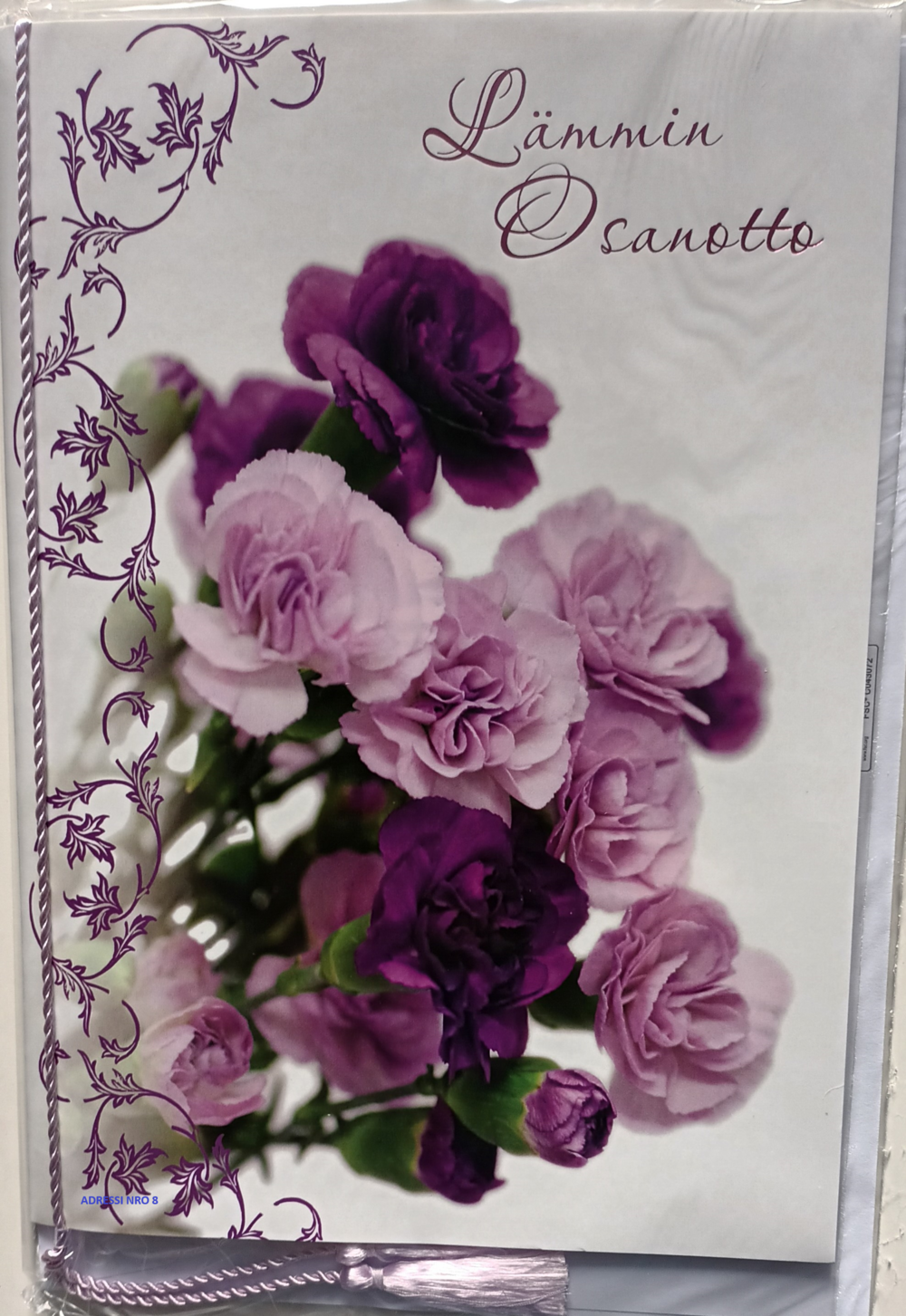 Adressi nro 8. Kuvassa on kimppu violetteja neilikoita ja teksiti Lämmin osanotto.
Kuva on linkki muistolauseisiin.