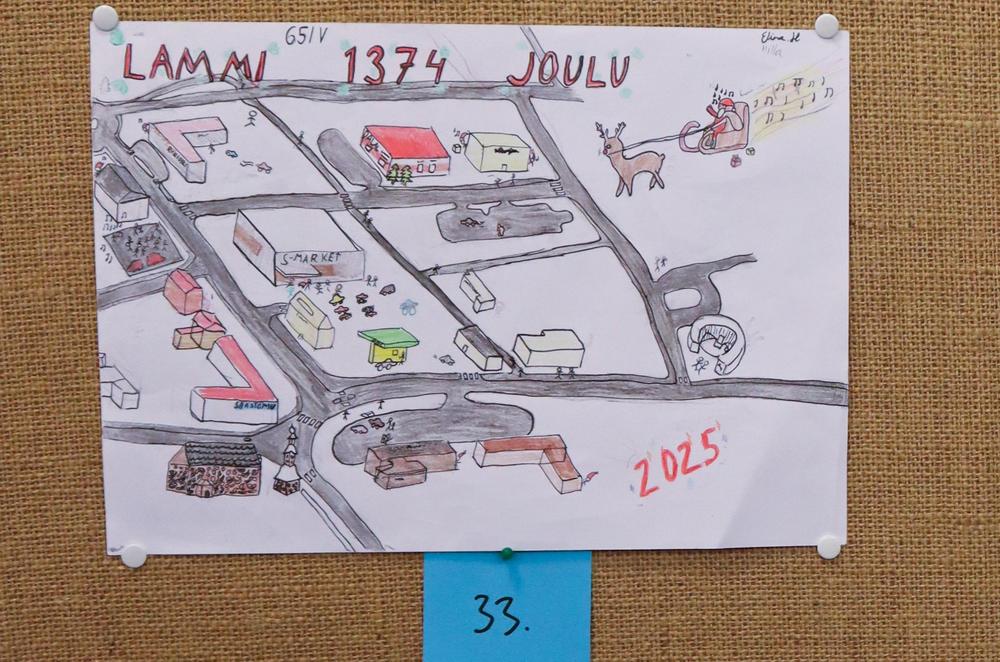 Pienten koululaisten kilpailun voittajatyössä oli ilmakuva Lammin kirkonkylästä. Sen piirsi Elina Henry.