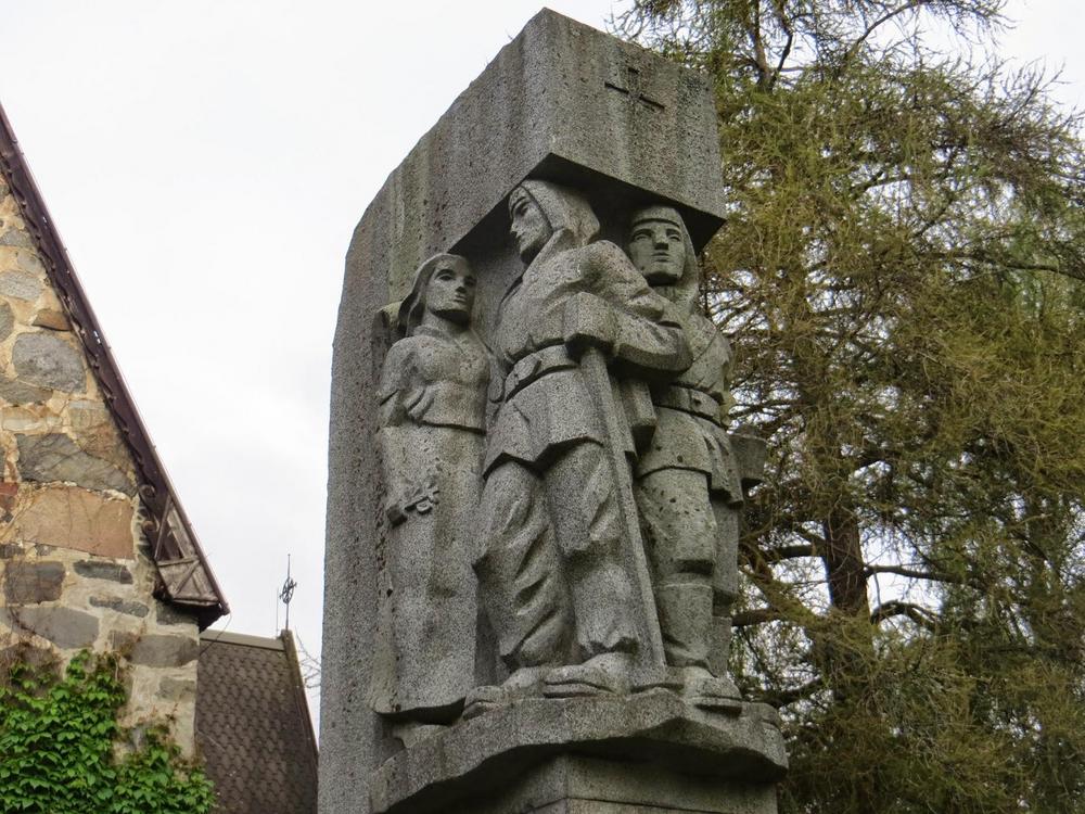 The statue, designed by Aarno Raveala, was sculpted in 1948 by Emil Filén.