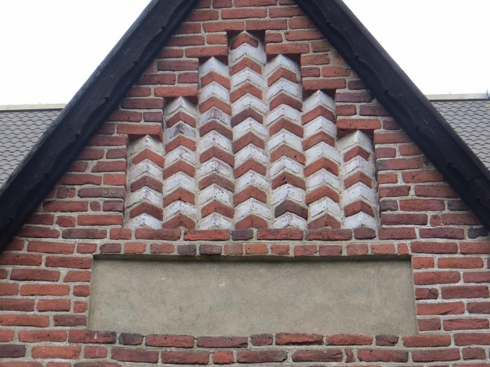 The rectangular concrete slab is what´s left of an outdoor pulpit used for giving out information. In those days most people couldn´t read.
