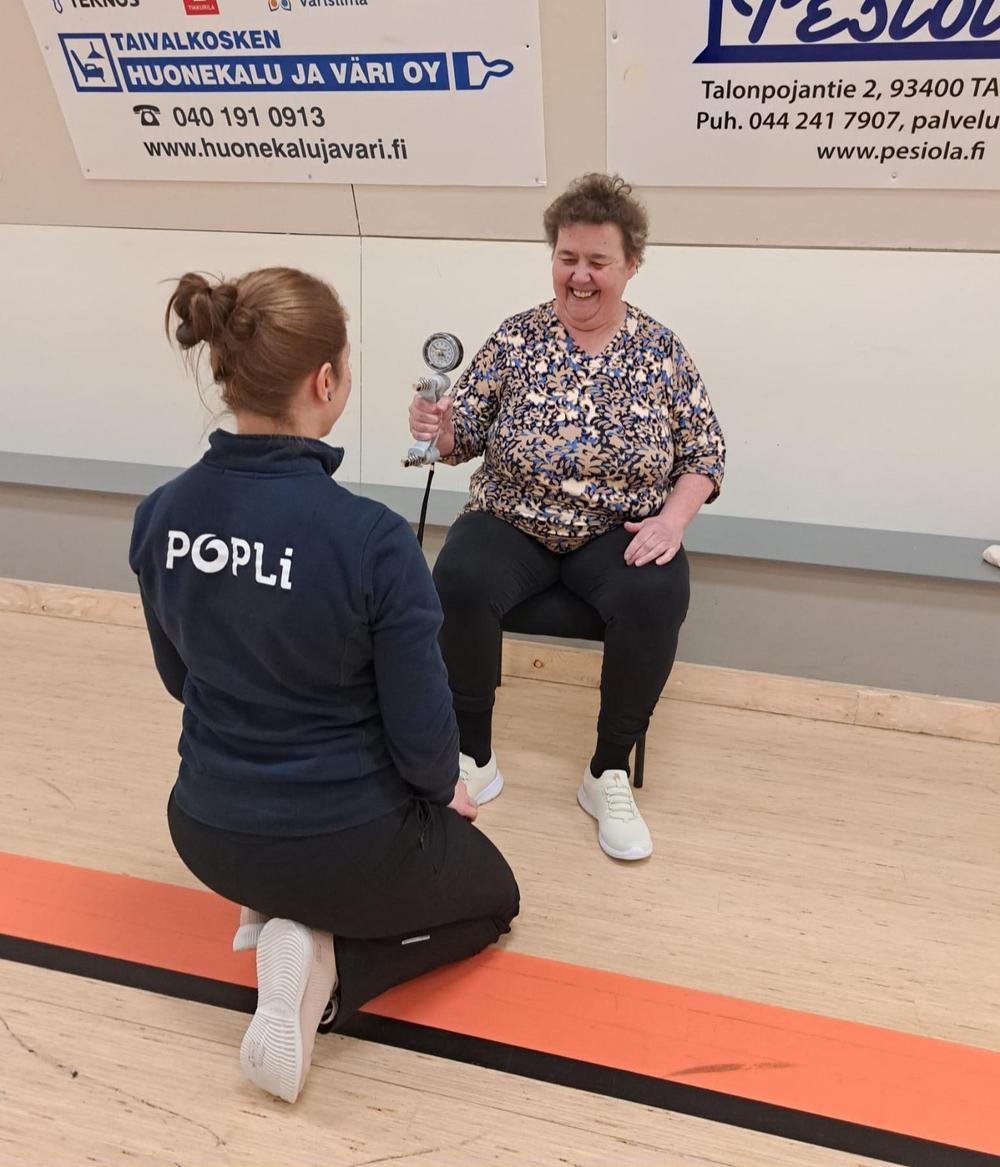 Henkilö testauttamassa liikuntasalissa puristusvoimatestiä.