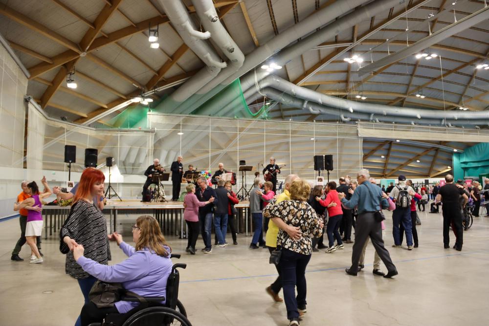 Lavalla bändi ja yleisön lavan edustalla tanssimassa paritansseja.