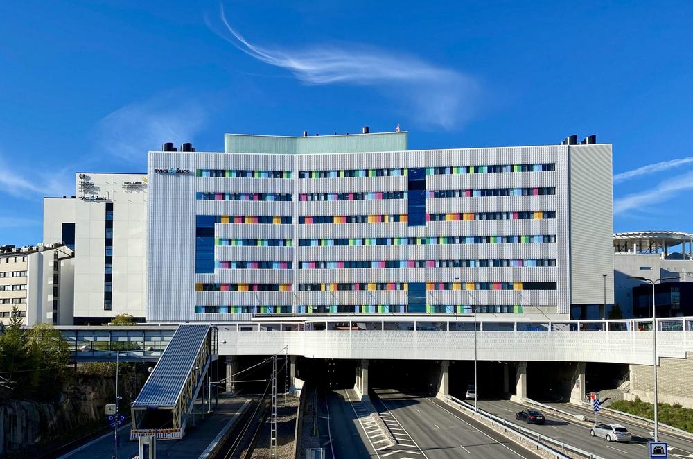 Helsingin moottoritien yllä Tyksin uusin sairaala, Majakkasairaala. Rakennus ympäristöön sopivaa harmaata betonia, josta erottuu sateenkaaren väreissä olevat eri kerroksien ikkunanpielet.