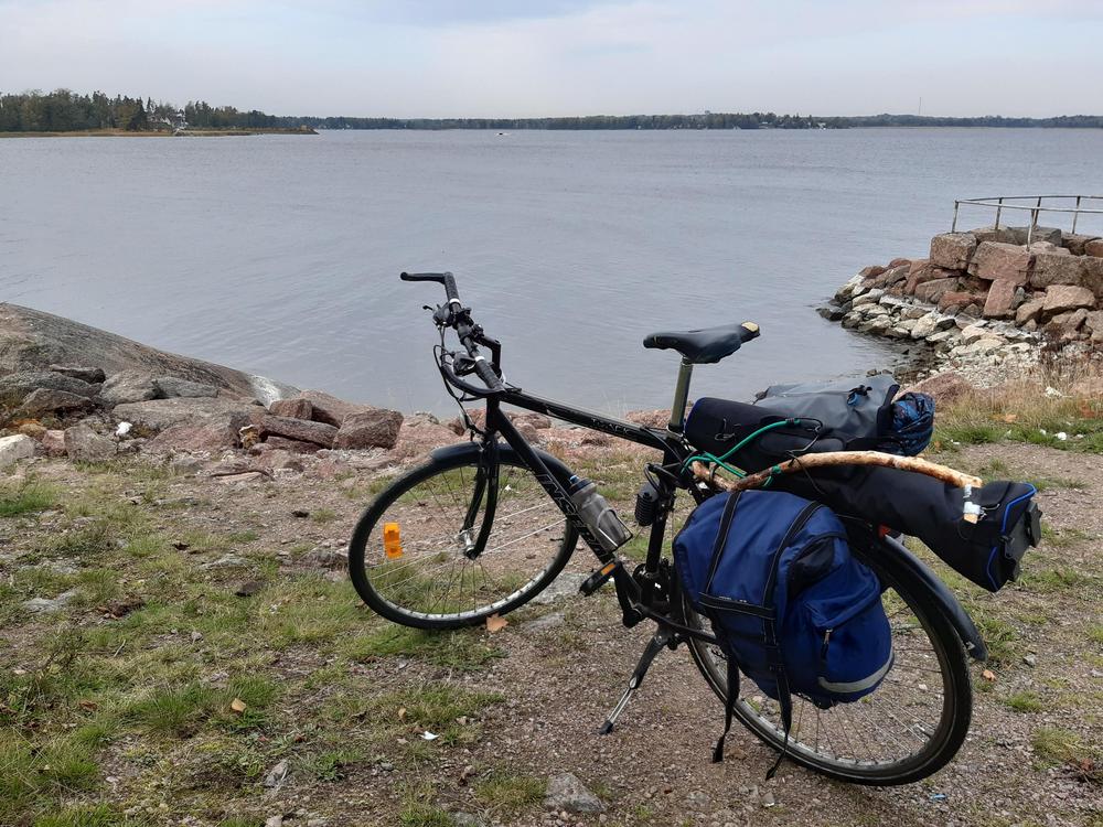 Ekopinnakisaan osallistuvan kilpailijan polkupyörä parkkeerattuna meren rannalle. 