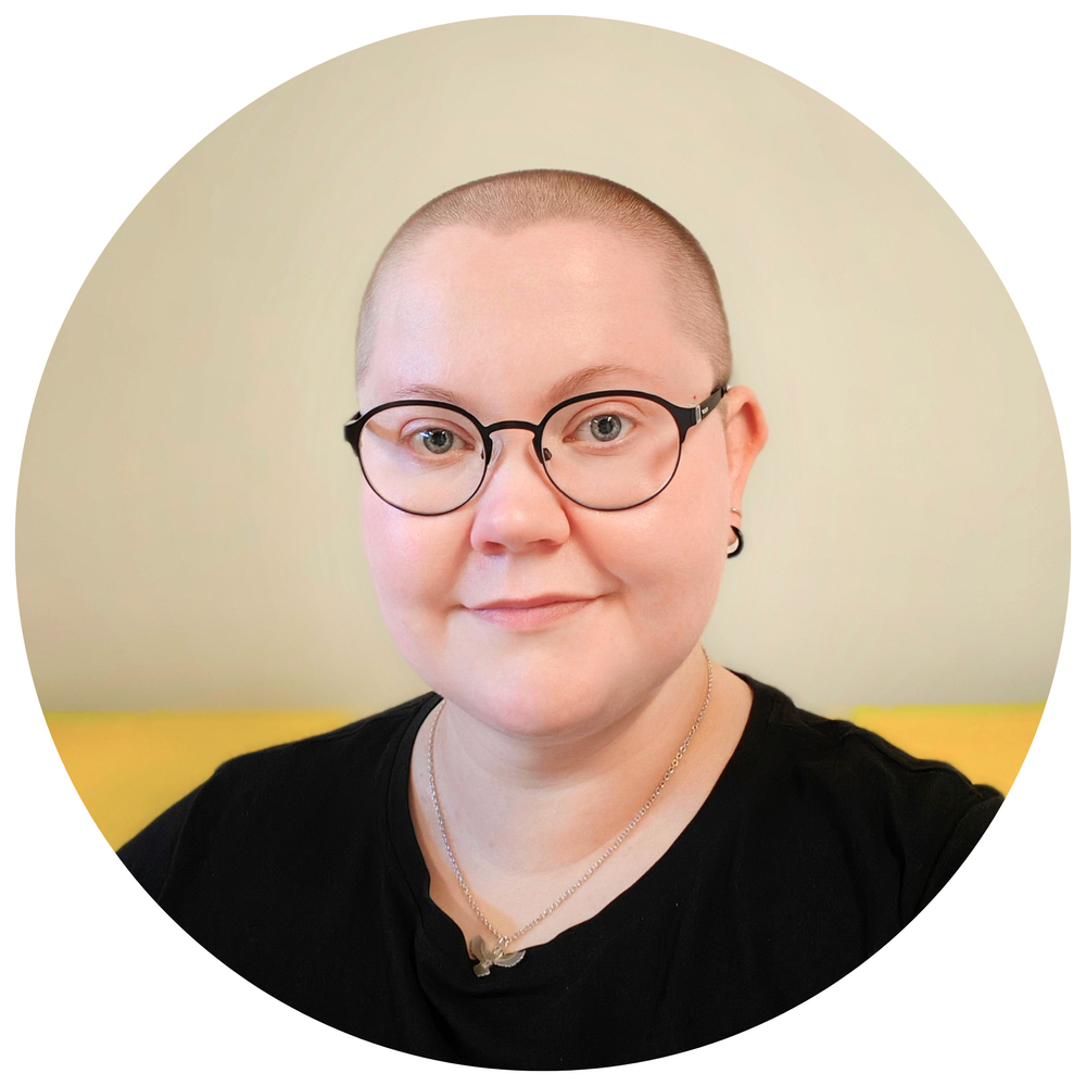 Järjestösihteeri Liisa Alanampa-Kantanen mustassa paidassa.