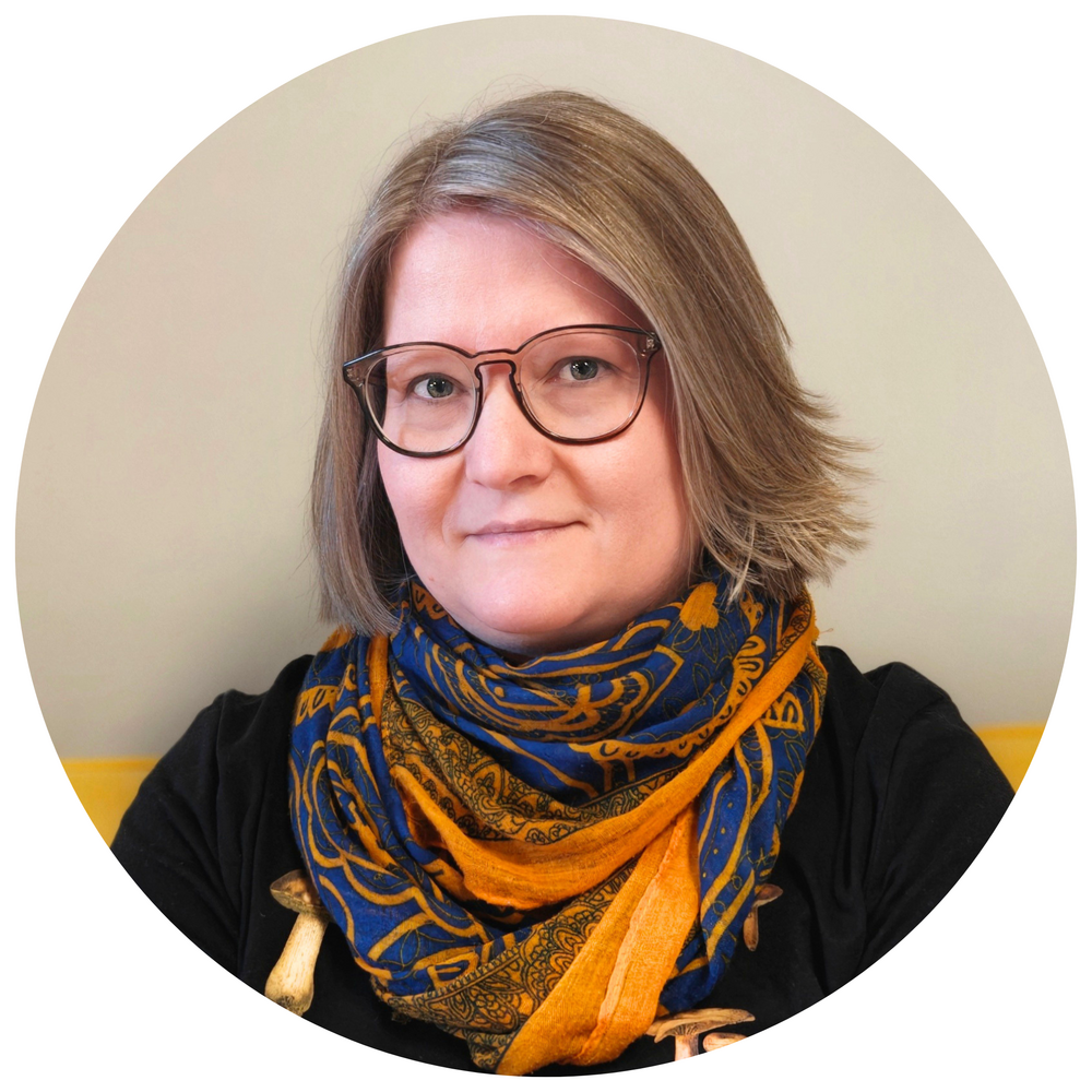 Kriisi- ja vapaaehtoistyön koordinaattori Terhi Kantanen sinioranssissa kaulahuivissa ja harmaassa lipallisessa hatussa.