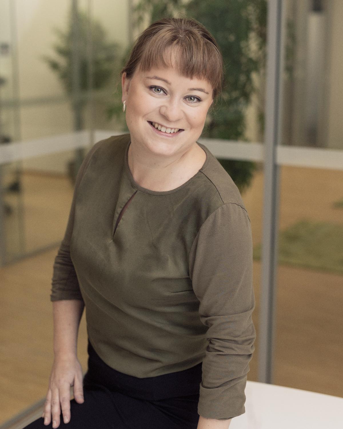 Lakimies Emmi Wehka-Aho harmaassa jakussa.