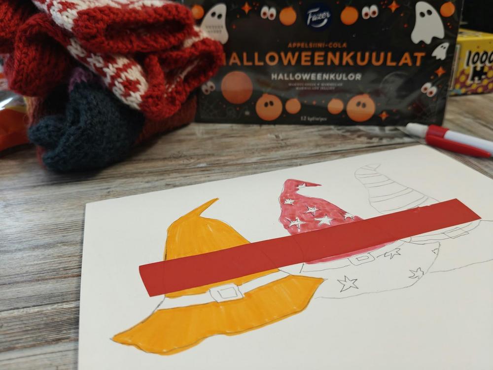 Halloween-kortin askartelua: värikkäitä velhon hattuja ja viivotin. Kuva: Heidi