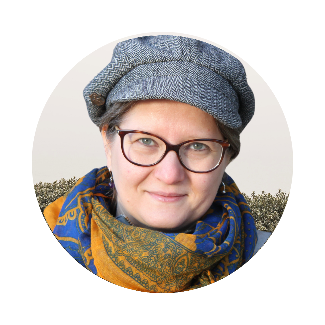 Kriisi- ja vapaaehtoistyön koordinaattori Terhi Kantanen sinioranssissa kaulahuivissa ja harmaassa lipallisessa hatussa.