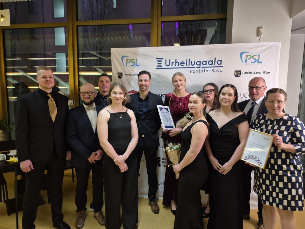 Liina Räty sai Vuoden nuoren urheilijan
palkinnon. Kuvassa on Liinan taustaryhmän ohella Puijo Wolleyn Juniorien palkittua seuraväkeä.