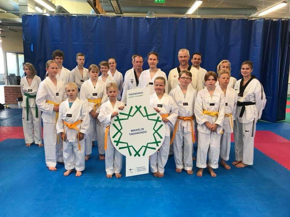 Mikkelin Taekwondon lapsi- ja aikuisharrastajia vastaanottamassa Tähtiseura-merkkiä.