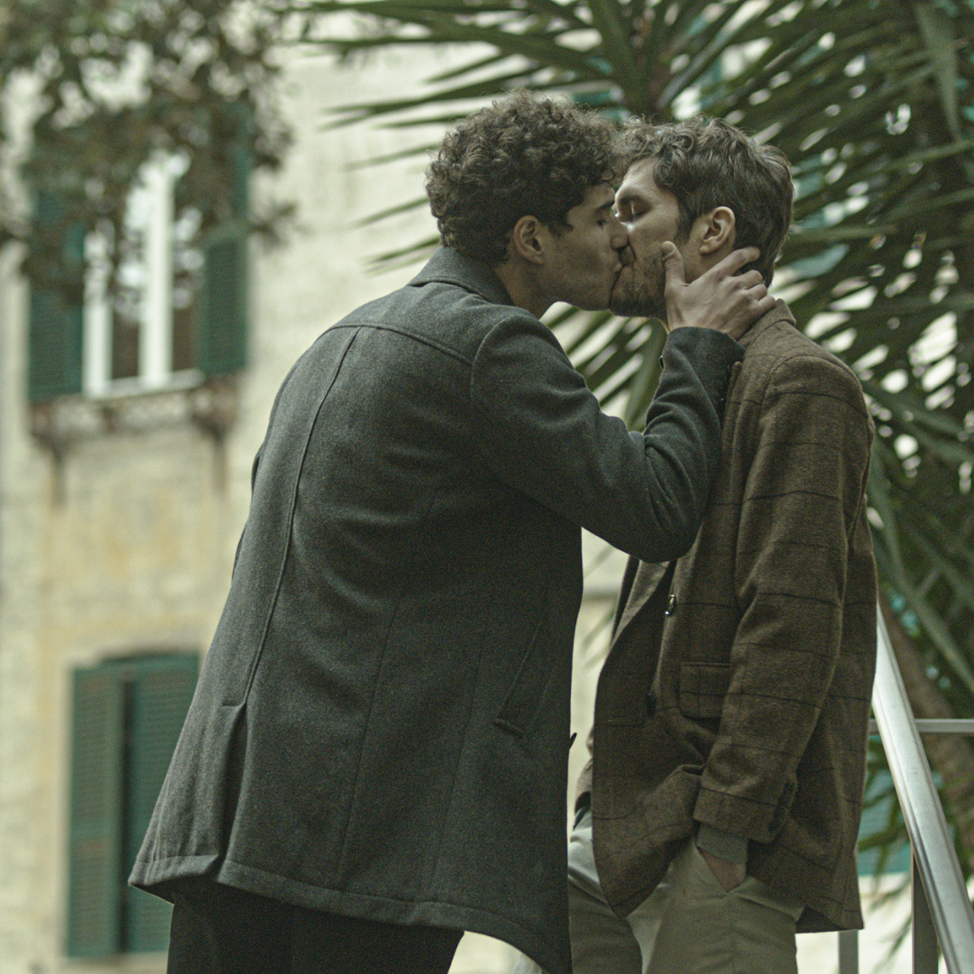 Miehet suutelemassa kadulla, kuvakaappaus Mascarpone elokuvasta.