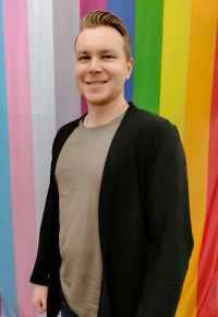 Jesse Ruokola on sosiaalipolitiikan maisteriopiskelija Tampereen yliopistossa ja itsekin sateenkaari-isä.