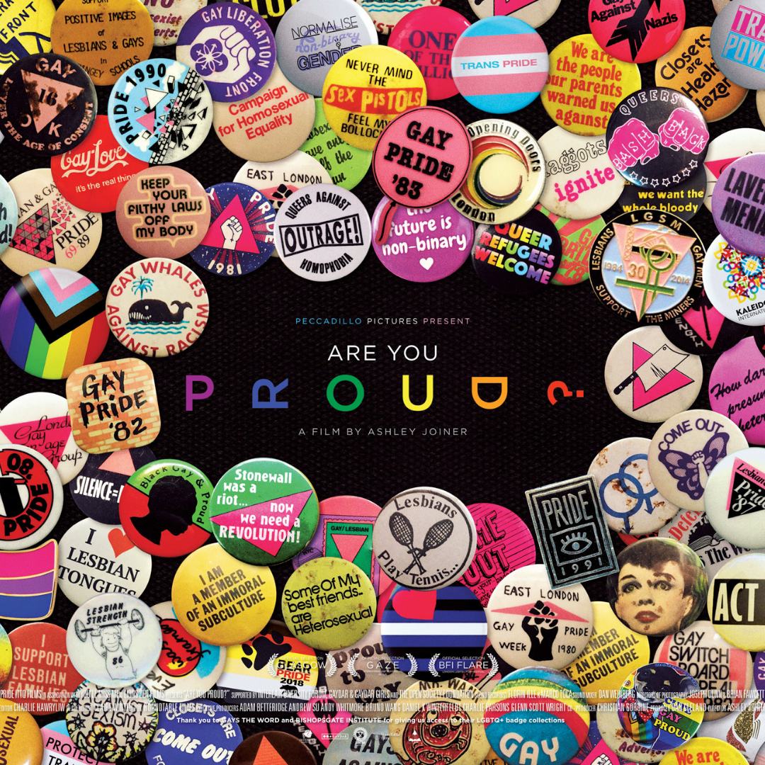 Are you proud? -elokuvan juliste jossa pride-aiheisia pinssejä ja elokuvan otsikko.