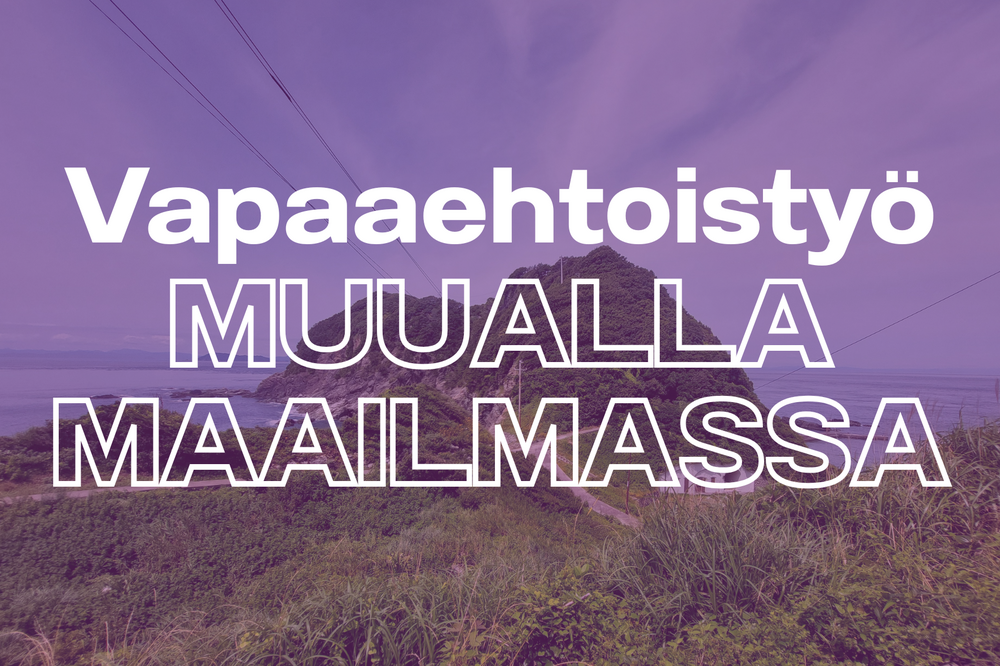 Keskellä vedestä nouseva kumpu, etualalla vehreää maata. Kuvassa lukee "vapaaehtoistyö muualla maailmassa".