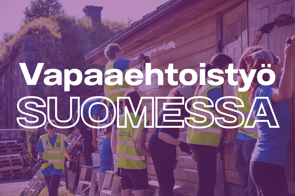 Ihmisiä huomioliiveissä maalaamassa talon seinää. Kuvan päällä lukee "Vapaaehtoistyö Suomessa."