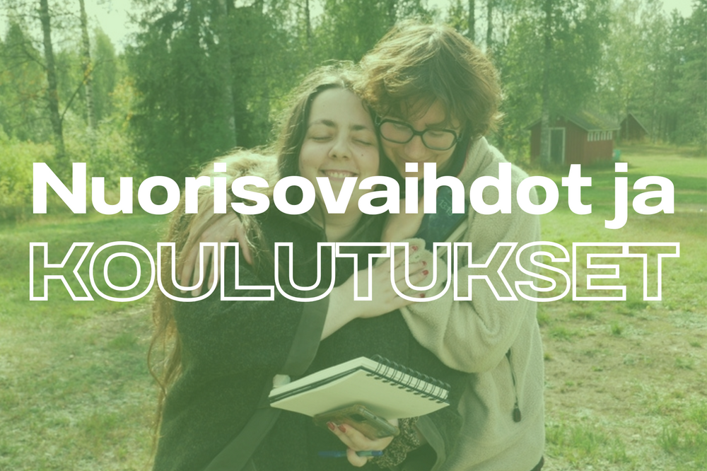 Kaksi henkilöä, joista toisella kädessä vihko ja toinen halaa häntä takaapäin. Kuvan päällä lukee "koulutukset ja nuorisovaihdot".