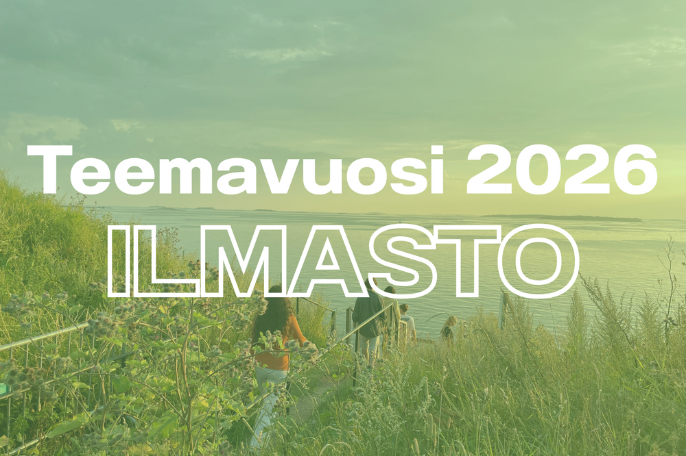 Merimaisema, jossa etualalla kasvillisuutta ja keskellä ihmisiä kävelemässä pois päin. Päällä teksti "Teemavuosi 2026 ILMASTO".