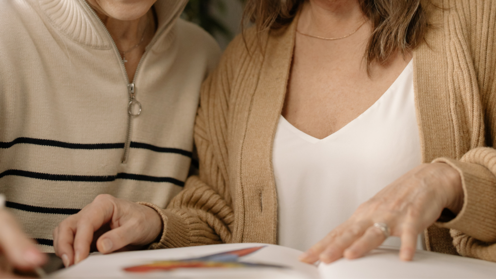 Henkilö kirjoittamassa muistioon.