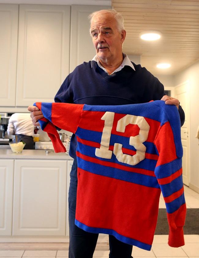Reino Ojala esitteli killan 50-vuotistapahtumassa vanhaa pelipaitaansa ajalta, jolloin jääkiekko kuului seuran ohjelmaan, ja kertoili muutenkin Nokian urheiluelämästä.
