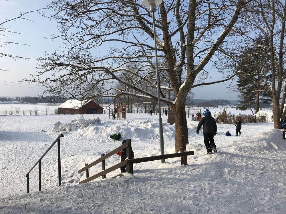 Kuva Renkomäen koulun pihalta talvella