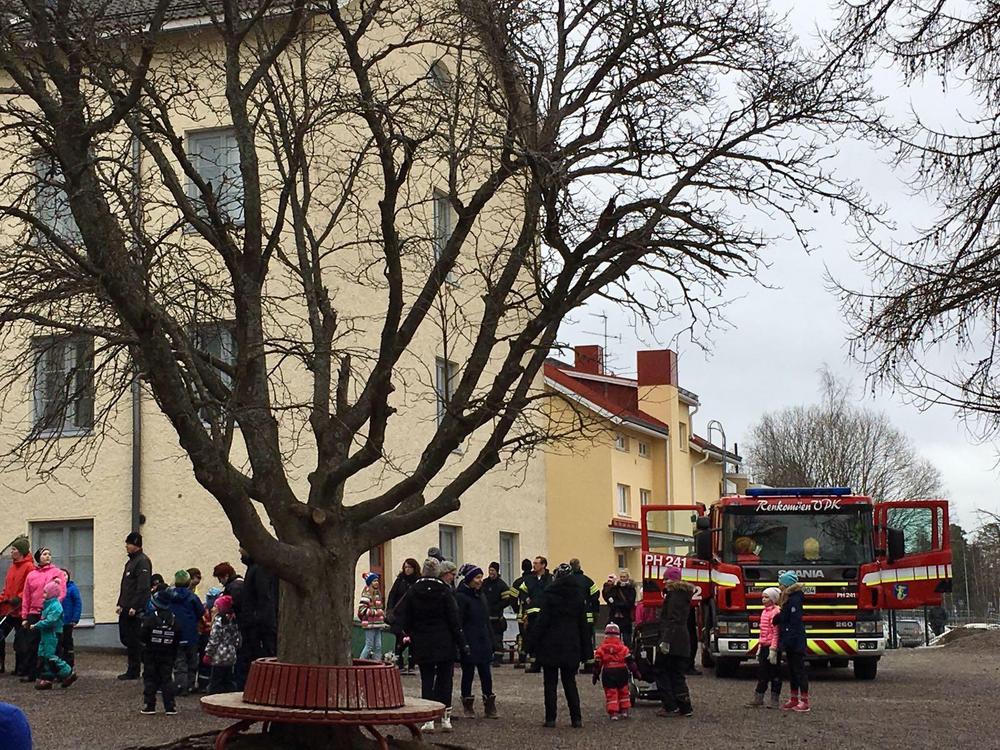 Vanhempainyhdistyksen tapahtuma, jossa Renkomäen VPK oli esittäytymässä paloauton kera.