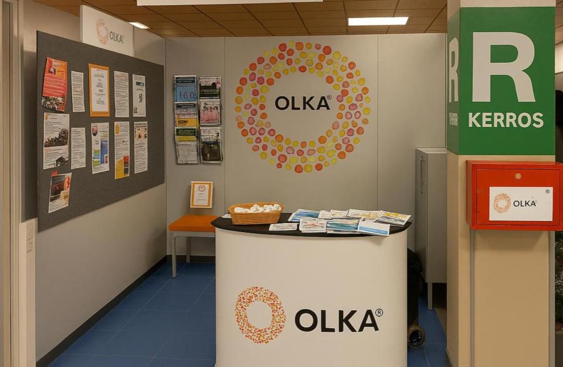 OLKA-pisteen palvelutiski sairaalassa, jossa OLKA logo