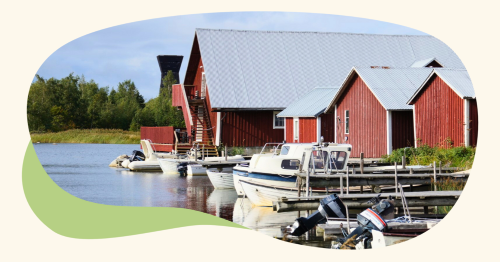 Båtar och byggnader i Svedjehamns hamn.