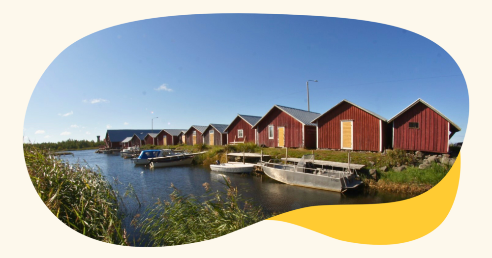 Boats and buildings in the port of Svedjehamn.