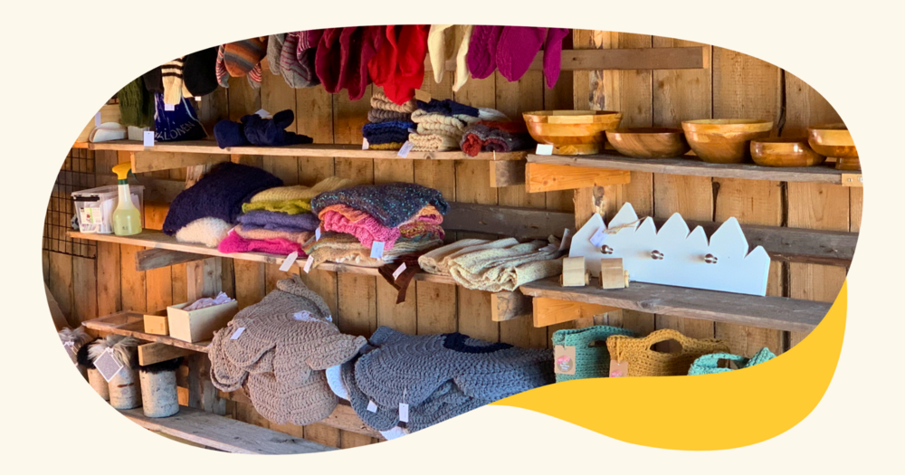 Lähikuva Kvarken Shopin hyllyistä, joissa on esillä käsityöläisten tekemiä tuotteita.