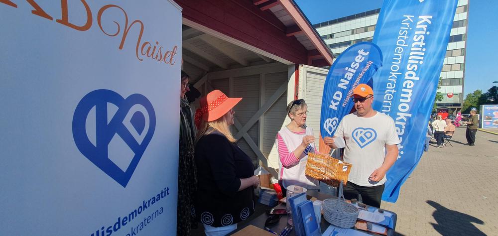 Kristillisdemokraattien puoluesihteeri Mikko Rekimies (kuvassa oikealla) sekä KD Naisten Tuula Vepsäläinen (keskellä) ja Leena Askeli (vasemmalla) suorittamassa arvontaa.