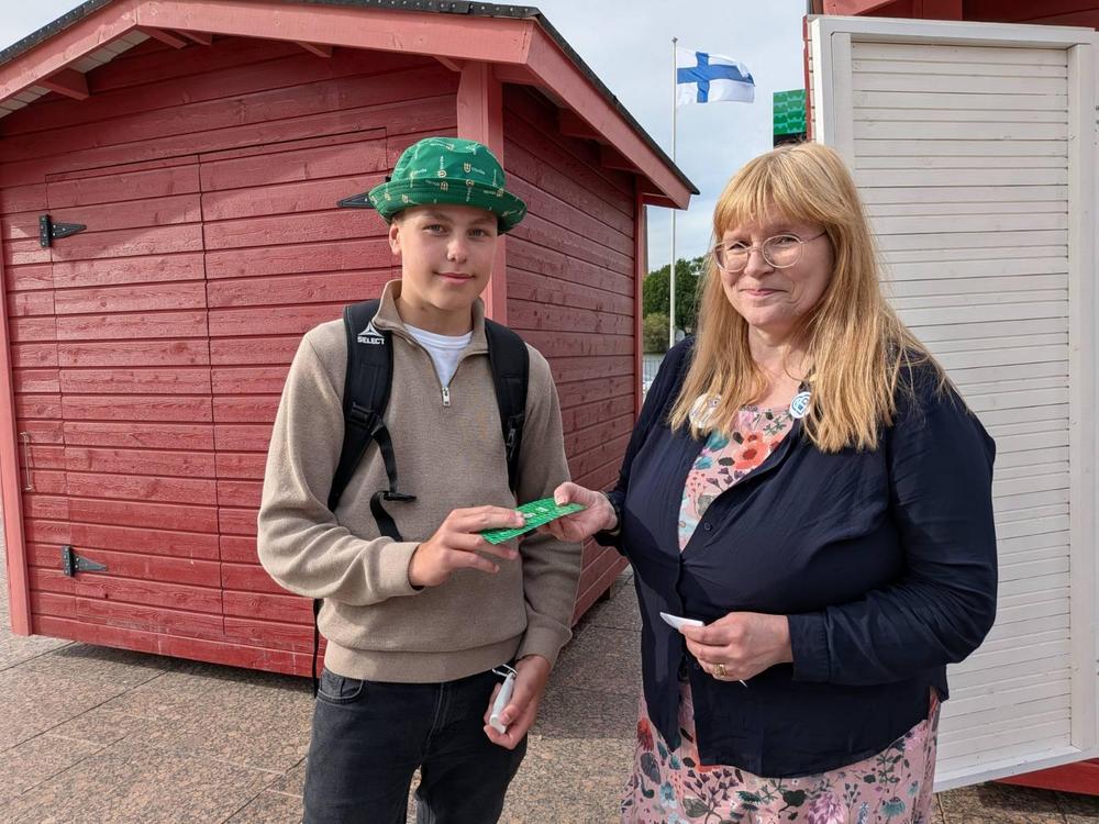 Kristillisdemokraattien puoluesihteeri Mikko Rekimies (kuvassa oikealla) sekä KD Naisten Tuula Vepsäläinen (keskellä) ja Leena Askeli (vasemmalla) suorittamassa arvontaa.
