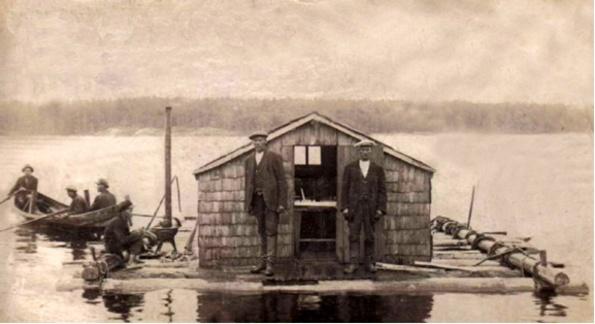 Tauko ponttuulla. Kuvan keskellä seisova pitkä mies on uittopäällikkö Kalle Korhonen, s. 1891 Matoniemessä. Kuva lienee otettu 1920-luvulla, sillä kahvipoika Hannes Minkkinen on syntynyt 1911.

Kuva Martti Korhosen arkistosta.