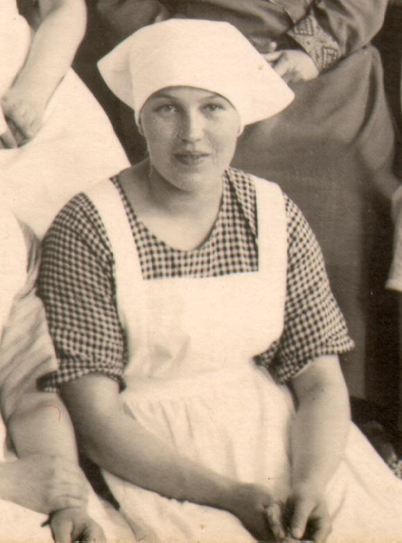 Elsa Jussintytär Korhonen kävi talouskoulun Kuopiossa 1925 ja oli sitten työssä Peuran kahvilassa Iisvedellä.

Kuva Hannu Korhonen 