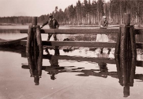 Säynätsalmen siltavahti Jussi Korhonen vaimonsa Lyytin kanssa tervaamassa kanavaväylän puomeja joskus 1930-luvulla.

Kuva Hannu Korhosen arkistosta.