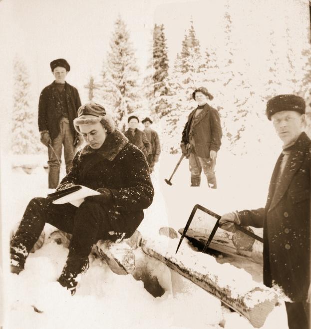 Tornatorin metsätyönjohtaja Vilho Korhonen (1902-1930) vastaanottamassa tukkeja 1920-luvun lopulla.

Kuva Hannu Korhosen arkistosta.