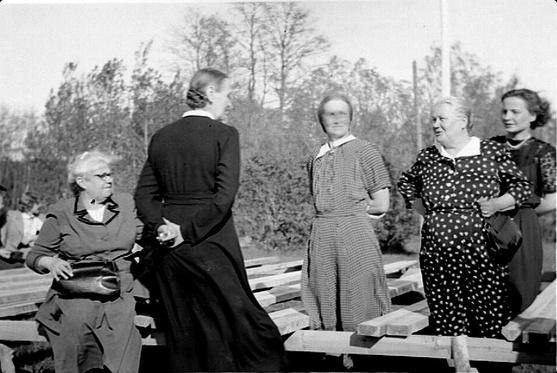 Sukukokous Vesannolla 1951. Kuvassa oikealta Jokelan nuori emäntä Sisko Matilainen ja kansanopistonjohtaja Impi Sirkka joka oli Vesannon Korhosia äitinsä puolelta. Kuva Veikko Matilainen.