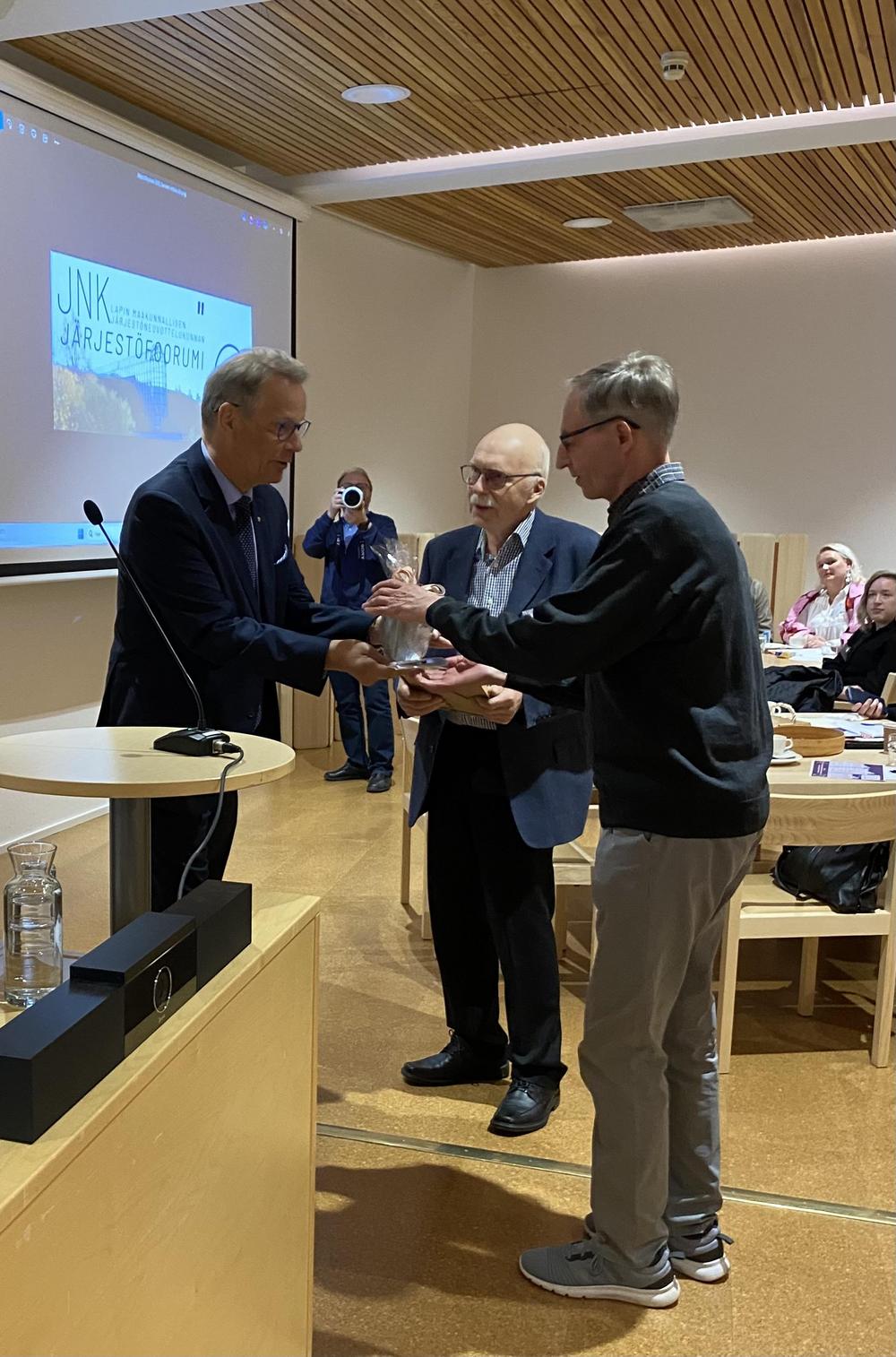 Maakuntajohtaja Hannu Takkula luovutti Simonkylän kyläyhdistykselle Tehemä Pois -palkinnon Lapin järjestöneuvottelukunnan maakunnallisessa järjestöfoorumissa 16.5.2025.