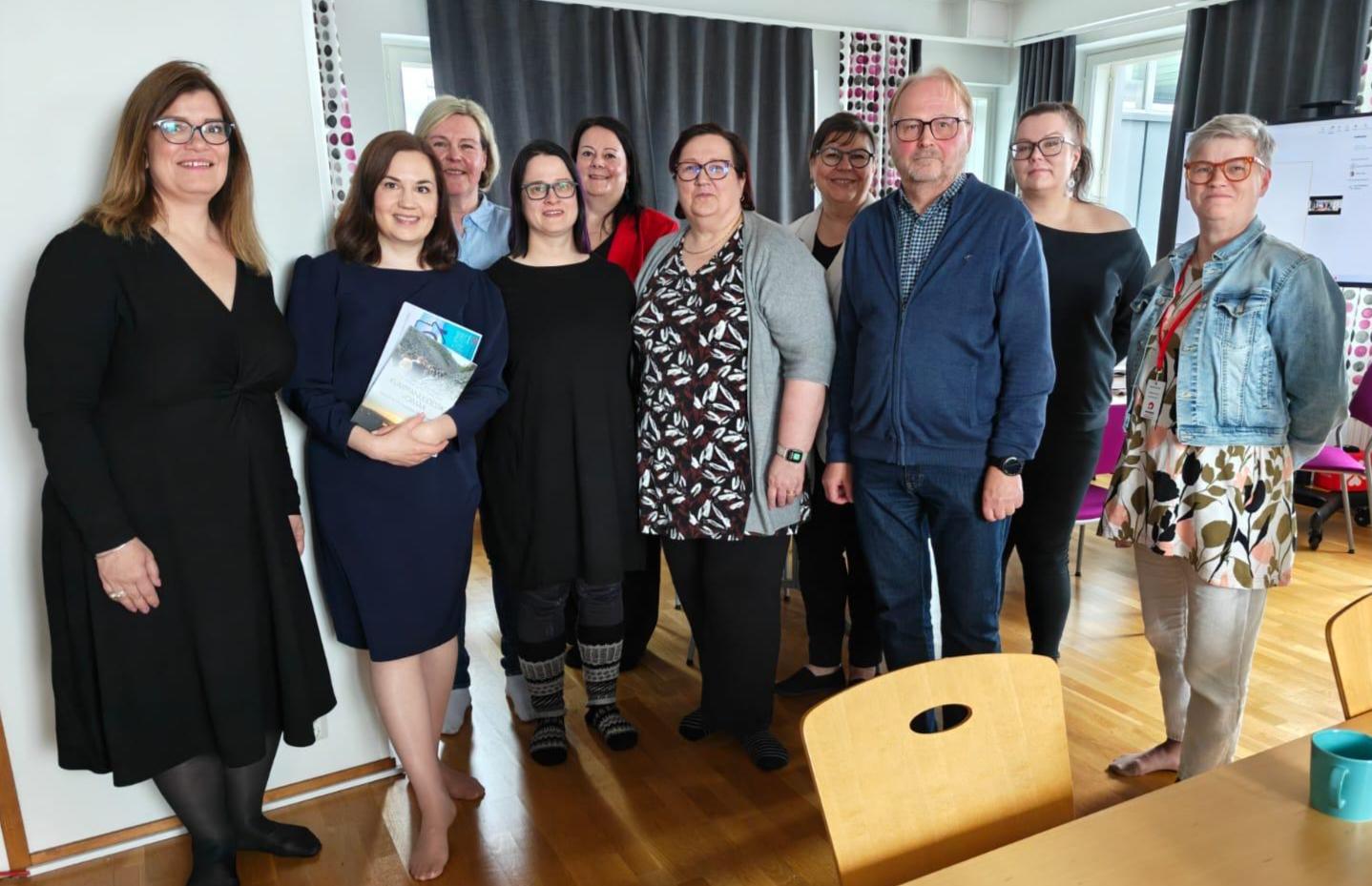 Kuvassa vasemmalta oikealle: valtiosihteeri Laura Rissanen, sosiaaliturvaministeri Sanni Grahn-Laasonen, Lapin sosiaali- ja terveysturvayhdisyksen hallituksen jäsenet: Terhi Savilahti, Marika Ahola, Mervi Nikander, toiminnanjohtaja Arja Kilpeläinen, jäsen Outi Hedemäki-Kantola, puheenjohtaja Veli-Matti Ahtiainen, järjestökoordinaattori Riitta Ollila ja jäsen Maarit Simoska
