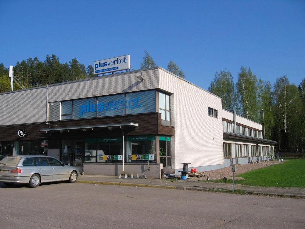Yrityksemme oli useita vuosia sivutoiminen, mutta päätoimi siitä tuli 90-luvun alussa. Ensimmäinen erillinen toimitila oli kerrostaloyhtiön alakerrasta vuokrattu kerhohuone, mutta aika pian siirryimme Kouvolassa yrityshautomon tarjoamaan oikeaan liikehuoneistoon vanhaan hotellirakennukseen.