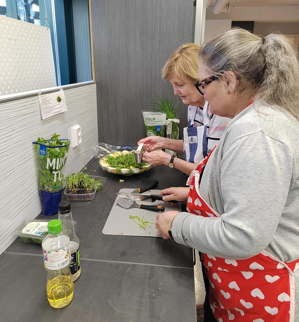 kaksi naista, marttala, marttaessu, sydänessu, salaatti, ruuanlaitto