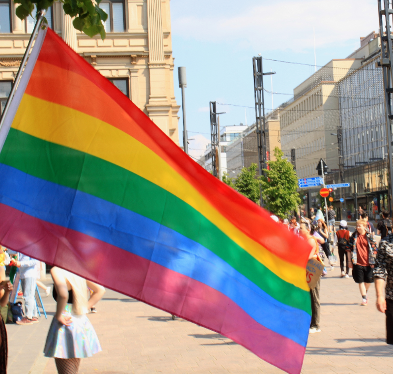 Sateenkaarilippu Pride 2023 kulkueesta