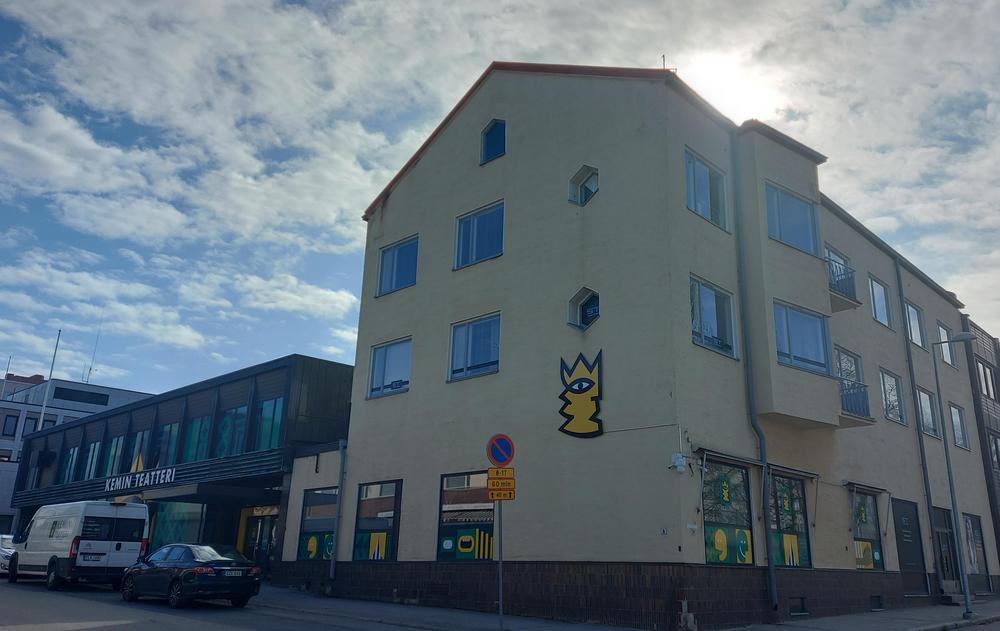 Kuva rakennuksesta, jossa sijaitsevat Kemin Teatterin toimitilat (Sauvosaarenkatu 4, Kemi).