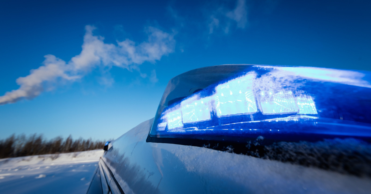 Lähikuva poliisin auton katon valoista. Taustalla näkyy sininen taivas. Kuvan on ottanut Sami Hätönen.