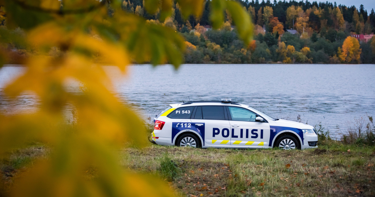 Poliisiauto syksyisessä maisemassa. Kuvan on ottanut Sami Hätönen.