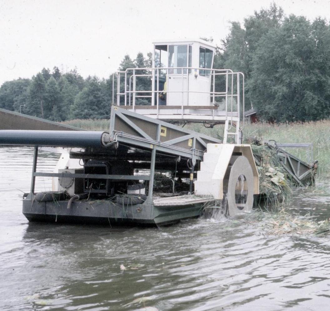 Vesikasvien niittokone järvellä
