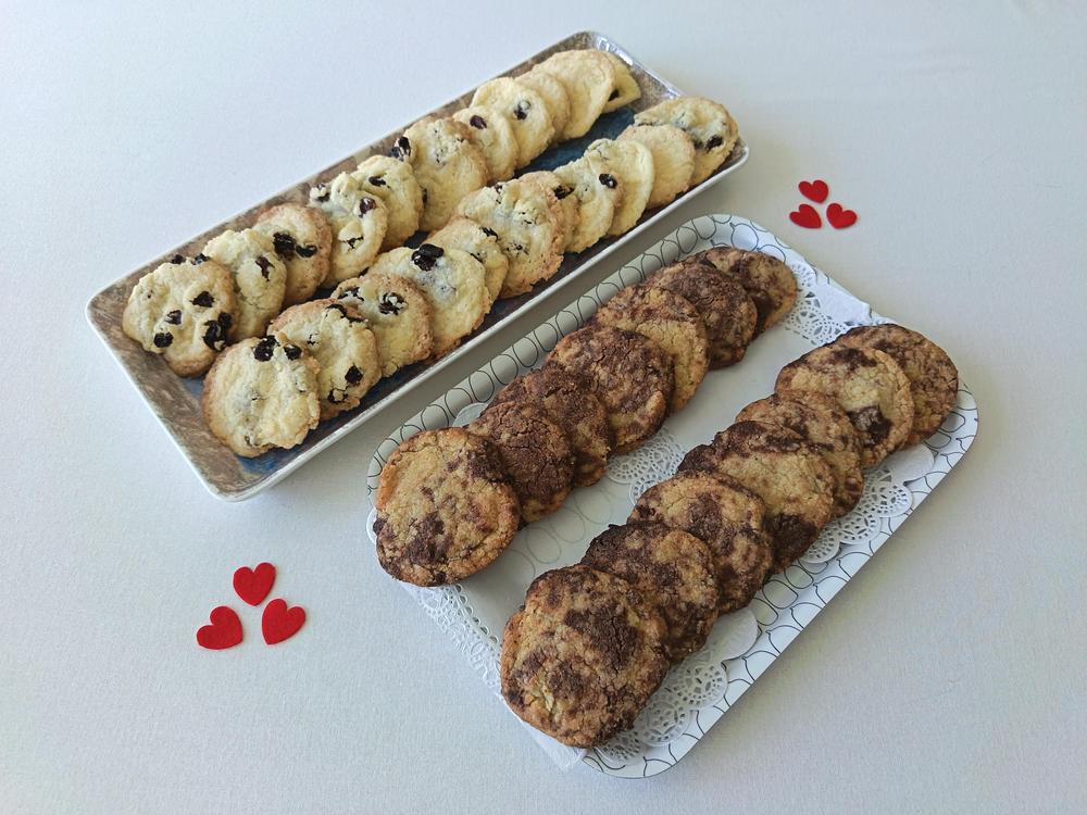Rusinahippukeksejä ja suklaahippukeksejä tarjottimilla.