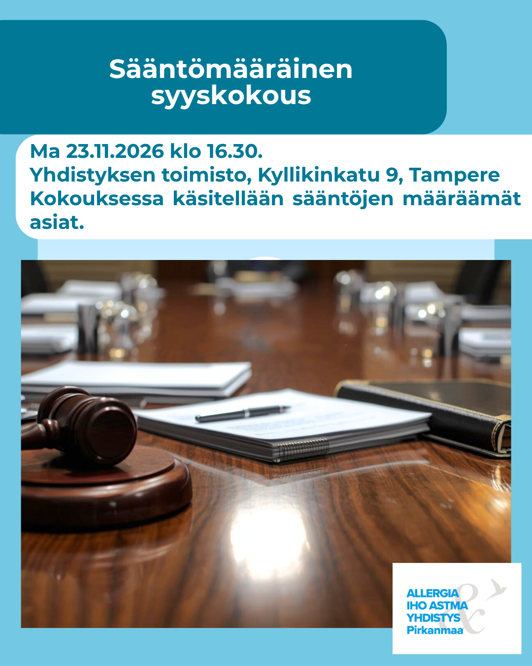 Kuvassa pöytä, jossa asiakirjapapereita ja puheenjohtajan nuija. Tekstissä tilaisuuden aika ja paikka.