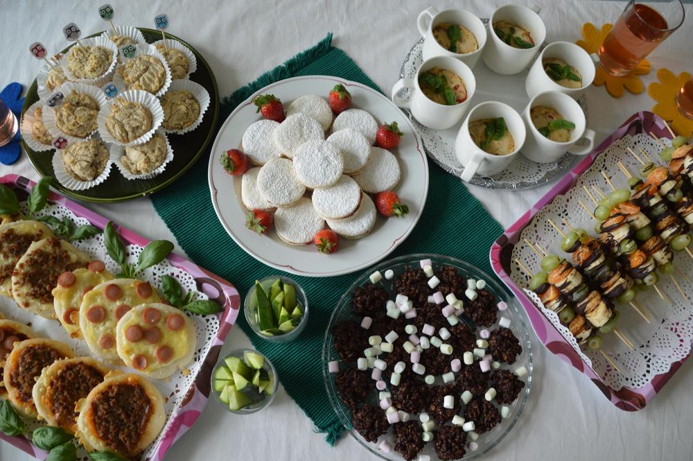 Kuvassa on lastensynttärien tarjoilupöydässä kuusi leivonnaista, joihin löydät reseptilinkit alta kohdasta "monille sopivia synttäritarjottavia".