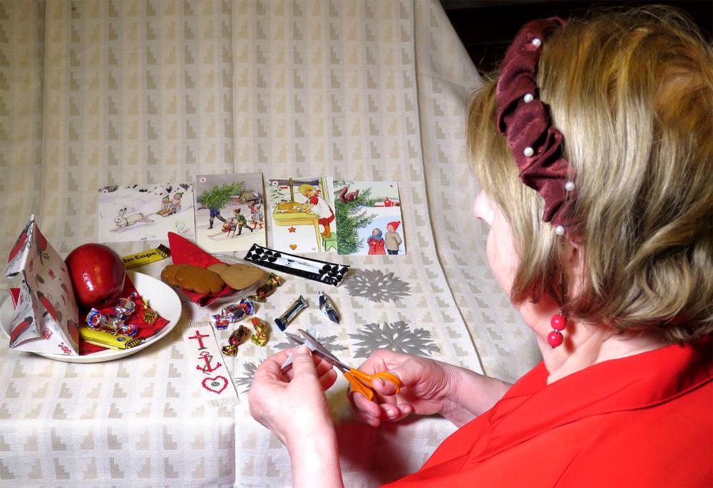 Nainen askartelemassa jouluisia asioita